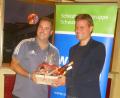 Bild: mad
Obmann Stefan Mehrl freute sich sichtlich, dass WM-Schiedsrichter Felix Brych (rechts) die Einladung zum Schiedsrichter-Jubiläum angenommen hatte. Als kleine Geste überreichte er ein Präsent.