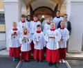 Bild: Pfarrei Herz Jesu Pechbrunn/exb
Neue Ministranten begrüßte die Pfarrei Herz Jesu, weitere wurden für langjährigen Dienst ausgezeichnet und teils auch verabschiedet. Im Bild die Messdiener mit Pfarrer Robert Ploß (hinten rechts) und Pfarrgemeinderätin Birgit Kosalla (hinten, Mitte).
