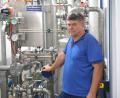 Bild: jut
Der Tirschenreuther Unternehmer Robert Völkl steht in der von ihm gebauten Anlage, die Biogas reinigt und verflüssigt, damit es dann als Kraftstoff für Lastwagen oder Traktoren nutzbar ist.