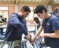 Bild: Gabi Schönberger
Miguel Eduardo Márquez (links) und Elías Alexander Guzmán (rechts) werden bei Witron zu Industrieelektrikern (Fachrichtung Betriebstechnik) ausgebildet.