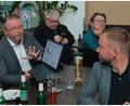 Bild: Wolfgang Steinbacher
Bei der Wahlparty der Freien Wähler diskutiert Hans-Martin Grötsch (links) gemeinsam mit Bernhard Heinisch (rechts) und weiteren Partei-Mitgliedern über das Wahlergebnis.