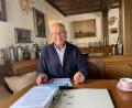 Bild: fphs
Heinz Dreher beim Aktenstudium zu Hause. Seit 50 Jahren ist er in der Kommunalpolitik tätig.