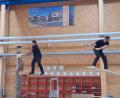 Bild: pop
Ein Wettbewerb im Sportholzfällen mit Disziplinen aus Stihl-Timbersport, begleitet vom Mitarbeiter der Zimmerei Fischer, Bauleiter und deutschem Vizemeister Peter Bauer (links).