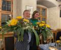 Bild: knz
Die AfD hat die Grünen überholt, dass Laura Weber (r.) in den Landtag kommt, ist am Abend auch noch nicht sicher. Blumen gab es aber trotzdem schon mal für sie und Kollegen Ali Zant (l.).