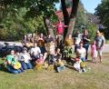 Bild: Thomas Zintl/exb
Die Teilnehmer der Sonnenblumen-Aktion des Gartenbau- und Ortsverschönerungsvereins Muschenried bekommen Urkunden und Preise überreicht.