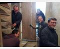 Bild: gz
Bei der Beseitigung der Verputzspuren im engen Holztreppenaufgang zum Kirchturm unterstützten die Markträte Georg Zierer und Christian Schmucker, Markträtin Laura Roth (hinten, von links) und Florian Maier und Georg Zierer (vorne, von rechts).