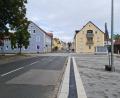 Bild: sne
Nach den Entwürfen soll die Fahrbahn der Bahnhofstraße verengt werden, links oder rechts könnten Bäume mit Parkbuchten kommen. Nach gescheiterter Abstimmung liegen die Pläne auf Eis.