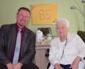 Bild: bö
85. Geburtstag feiert Christa Fechner aus Allersburg. Dazu gratuliert Bürgermeister Florian Junkes.