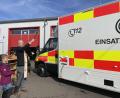 Bild: Corinna Hagn/exb
Pfarrer Johannes Lukas segnet den neuen Einsatzleitwagen des BRK-Kreisverbands Weiden-Neustadt.