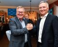 Bild: Petra Hartl
Handschlag und ein Lächeln für die Fotografen: Ambergs Oberbürgermeister Michael Cerny (links) gratuliert bei der CSU-Wahlparty in der Alten Kaserne in Amberg Landtagsabgeordnetem Harald Schwartz zu den ersten Prognose-Zahlen, die ihm am frühen Abend ein ähnliches Ergebnis wie bei der vorangegangenen Landtagswahl zuschrieben.