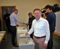 Bild: Bertram Nold
Tobias Reiß ist der klare Wahlsieger im Stimmkreis Tirschenreuth. Er gab am Sonntagvormittag seine Stimme im Wahllokal in Brand ab.