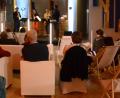 Bild: Kunz
Sehr entspannt lauschen die Besucher dem Arcis-Saxophon-Quartett im Kundencenter von Bayernwerk Netz.