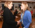 Bild: Gabi Schönberger
Nicole Bäumler (rechts) zieht gerade noch so für die SPD in den Landtag ein. Ihre Vorgängerin Annette Karl sprach ihr am Wahlabend Zuversicht zu.