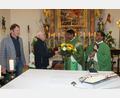 Bild: pi
Bernhard Lang und Josef Meckl (von links) freuen sich wie Pfarrer John Subash Vincent (rechts) über den neuen Pfarrvikar Amaidhi Arasu Kulandaisamy.