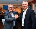 Bild: Petra Hartl
Gegen 18.30 Uhr war man sich bei der CSU-Wahlparty in der Alten Kaserne in Amberg endgültig sicher, dass Direktkandidat Harald Schwartz (rechts) sein Mandat verteidigt hat. Der Amberger Oberbürgermeister Michael Cerny gratulierte dem Abgeordneten, der seit 2013 den Stimmkreis Amberg-Sulzbach in München vertritt.