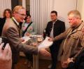 Bild: Gerhard Götz
Alexander Flierl (CSU, vorne, links) verteidigt sein Landtagsmandat im Stimmkreis Schwandorf. In der CSU-Geschäftsstelle gibt's die ersten Gratulationen. Rechts neben Flierl die Kandidaten Sabine Schindler (Bezirkstag, Liste) und Matthias Meier (Landtag, Liste).