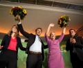 Bild: Karl-Josef Hildenbrand/dpa
Die Landesvorsitzenden von Bündnis 90/Die Grünen, Eva Lettenbauer (links) und Thomas von Sarnowski (rechts) und die beiden Spitzenkandidaten der Partei, Katharina Schulze (2.v.r.) und Ludwig Hartmann stehen bei der Wahlparty nach der Bekanntgabe der ersten Prognose zur Landtagswahl in Bayern auf der Bühne.