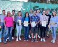 Bild: Hermann Riedl/exb
Die DJK-Tennisabteilung ehrt ihre neuen Vereinsmeister.
