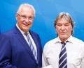 Bild: Matthias Balk/Bayerisches Staatsministerium des Innern, für Sport und Integration/exb
Innenminister Joachim Herrmann (links) überreichte Günter Ziegler (rechts) die Courage-Medaille.