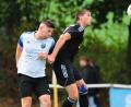 Bild: Schrems
Kopfballduell zwischen dem Kondrauer Jonas Frank (links) und Thomas Faltenbacher vom SV Steinmühle. Die Sportfreunde Kondrau gewannen das Derby mit 5:1.