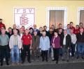 Bild: fvo
Der FSV Waldthurn ehrt zum 70-jährigen Jubiläum langjährigen Mitglieder. Mit dabei: Gründungsmitglied Gerhard Pankotsch (vorne, Sechster von links). An der Spitze des Vereins steht seit neun Jahren Peter Sollfrank (vorne, Zweiter von links).