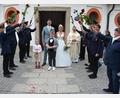 Bild: jr
Kirchlich geheiratet haben am Samstag in der Kappl Sandra und Florian Schön. Beim Verlassen der Dreifaltigkeitskirche wurde das Brautpaar von einem Ehrenspalier erwartet.