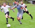 Bild: heh
Julian Schindler (graues Trikot) erzielte beide Tore beim 2:1-Sieg des TSV Waldershof gegen die SpVgg Wiesau (links Michael Bauernfeind, rechts Nico Wolf).