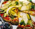 Bild: Heidi Brenner
Mit Zucchini, Basilikum und Zitronenzesten wird die Brokkolipizza vor dem Servieren garniert.
