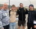 Bild: rbg
Wiedersehen beim Weltcup in Berlin: Wie im letzten Jahr trafen Fynn Legat (rechts) und Leonhard Fütterer (Zweiter von links) am Rande des diesjährigen Weltcups auf den südafrikanischen Schmetterlings- Olympiasieger und Weltmeister Chad le Clos und dessen deutschen Trainer Dirk Lange (links).