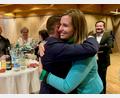 Bild: Gabi Schönberger
Weiden stellt eine neue Landtagsabgeordnete: Oberbürgermeister Jens Meyer herzt Laura Weber am Sonntagabend im Neuen Rathaus.