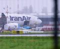 Symbolbild: Jonas Walzberg/dpa
Ein Flugzeug der Iran Air steht auf dem Flughafen Hamburg. Der wegen einer Anschlagsdrohung auf eine iranische Maschine aus Teheran eingestellte Flugbetrieb am Airport Hamburg ist wieder angelaufen.