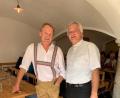 Bild: Roland Klein/exb
Ski-Legende Markus Wasmeier (links) und Pfarrer Roland Klein im Gasthaus des Bauernhof-Museums.