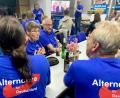 Bild: Gabi Schönberger
AfD-Anhänger warten am Wahlabend auf die Hochrechnungen im Parteibüro in der Weidener Christian-Seltmann-Straße. Die Rechtspopulisten legten in der Stadt und im Umland bei der Landtagswahl 2023 mächtig zu.