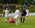 Bild: Dieter Jäschke
Der FC Dießfurt unterlag dem FC Tremmersdorf mit 1:4. Hier wirft sich der Dießfurter Torwart Sebastian Käs dem zweifachen Torschützen Patrick Dittner (schwarzes Trikot) entgegen.