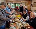 Bild: R. Kreuzer
Zum Großtauschtag der Briefmarkenfreunde kommen viele Besucher. Auch Vorsitzender Lothar Höher (hinten) schaut gerne in die Alben der Aussteller.