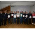Bild: bey
Feuerwehr-Vorsitzender Hans Wittmann und Bürgermeister Reinhard Sollfrank (von links) ehren die langjährigen Mitglieder der Feuerwehr Parkstein. Herbert Fischer (Dritter von links) gehört der Wehr seit 60 Jahren an, Karin Alwang (rechts) war die erste aktive Feuerwehrfrau der Parksteiner Wehr.