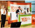 Bild: Ortenburg-Gymnasium/Thomas Meserth/exb
Lena Borowski, Alan Faras und Lea Schießl (von links) bei der Präsentation ihres Projekts zur frühkindlichen Bildung vor 200 Zuhörern im Audimax der rechtswissenschaftlichen Fakultät in Hamburg.