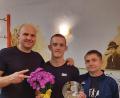 Bild: mzi
Trainer Ruslan Schönfeld (von links) ist stolz auf seinen Schützling Eric Propp (Mitte, mit dem Pokal des besten Technikers). Mit im Bild ist Betreuer Eduard Hermann.
