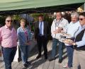 Bild: fvo
Die beiden ehrenamtlichen Geschäftsführer des Waldthurner Marktladens Petra Reil und Michael Steiner (von rechts) mit Bürgermeister Josef Beimler (Mitte) und Vertretern regionaler Anbieter.