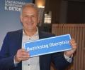 Bild: jr
Roland Grillmeier freute sich über seinen Einzug in den Bezirkstag und hatte dazu eigens ein Schild mitgebracht.