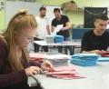 Bild: Gabi Schönberger
Am Sonntag bereiten sich Wahlhelfer in der Realschule auf die Auszählung der Briefwahl vor. 51 Prozent der Weidener Wahlberechtigten haben sich zuletzt für diese Art der Stimmabgabe entschieden.