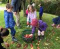 Bild: cro
Mit viel Eifer und großer Freude sind die Kindergartenkinder beim Apfelsammeln dabei.