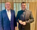 Bild: Dr. Hans Reichhart/exb
Bezirkstagspräsident Franz Löffler (links) und Thomas Ebeling: Ebeling ist der neue Fraktionsvorsitzendende der CSU im Bezirkstag.