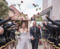 Bild: Sebastian Meier
Zahlreiche Vereine standen für Verena und Dominik Kormann Spalier. Hier hielt die Prinzengarde des PFV rote Rosen für ihre Trainerin hoch.
