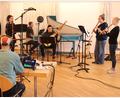 Bild: cog
Aufmerksam hört Tontechniker Michael Prechtl zu, als die Junge Sulzbacher Hofmusik mit (von links) Annalena Schmidt, Maximilian Hauer, Hannes Weigert, Felicitas Groth und Emma Löffler Musik aus der Pommersfelder Schlossbibliothek spielt.