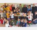 Bild: mas
Kindergartenleiterin Theresa Uhl ehrt Jutta Schneeberger (hinten, Dritte von rechts) für 25 Jahre Dienst als Erzieherin und Edda Förster (hinten, Zweite von rechts) für 30 Jahre.