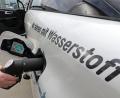 Symbolbild: Bernd Wüstneck/dpa
Wasserstoff kann vielfältig eingesetzt werden. Hier ist die Betankung eines Elektroautos, das seinen Strom aus Wasserstoff per Brennstoffzelle bezieht, zu sehen.