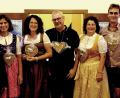 Bild: Bauer
Sie sind die Helfer beim Kirwazoigl in Neunkirchen. Mit einer Ausnahme: Willibald Fuchs (links, mit Ehefrau Elfriede) dankten die Veranstalter für 50 Jahre Mesnerdienst.