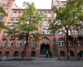 Bild: Joerg Carstensen/dpa
Blick auf den Eingang des Ernst-Abbe-Gymnasiums im Berliner Stadtteil Neukölln. An dieser Schule kam es zu einen Vorfall im Zusammenhang mit dem Israel-Konflikt.