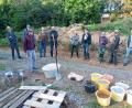 Bild: Ilona Hunsperger/exb
Mitarbeiter des Naturdorfs und der Bauhütte zeigten die historische Kalk-Herstellung und die moderne Anwendung vor Ort.